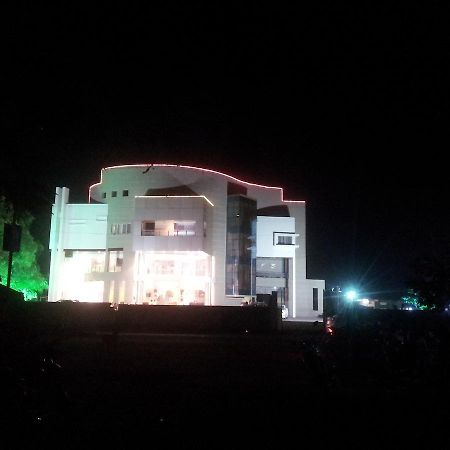 Saffron Hotel Jālna Buitenkant foto