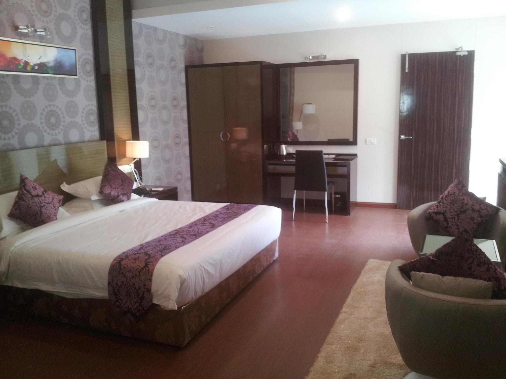 Saffron Hotel Jālna Buitenkant foto