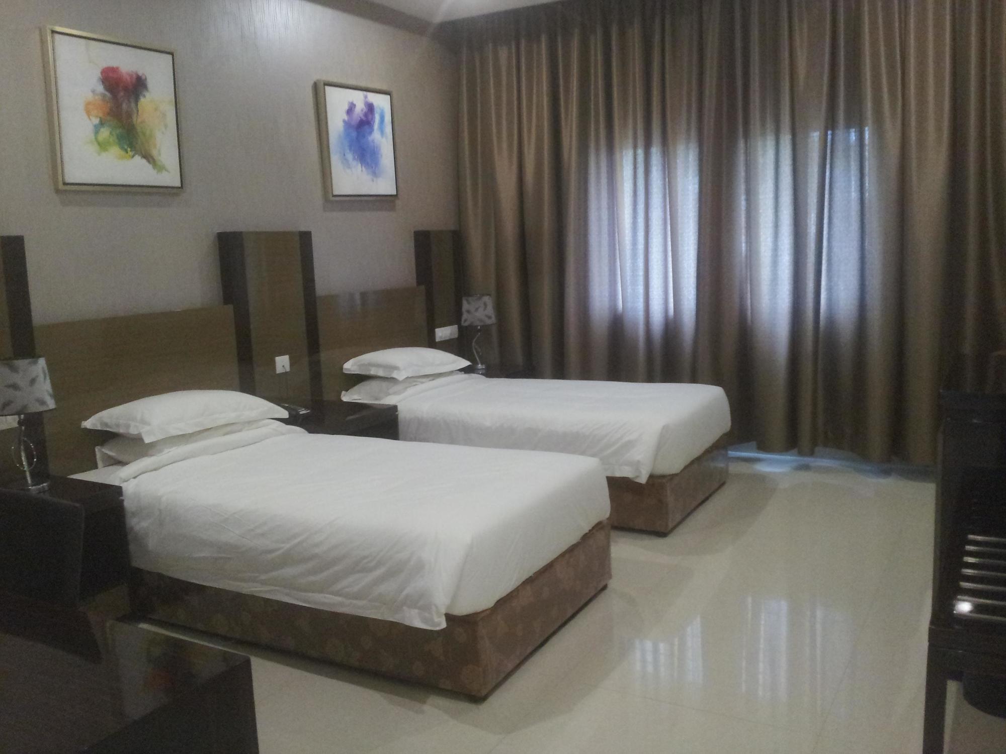 Saffron Hotel Jālna Buitenkant foto